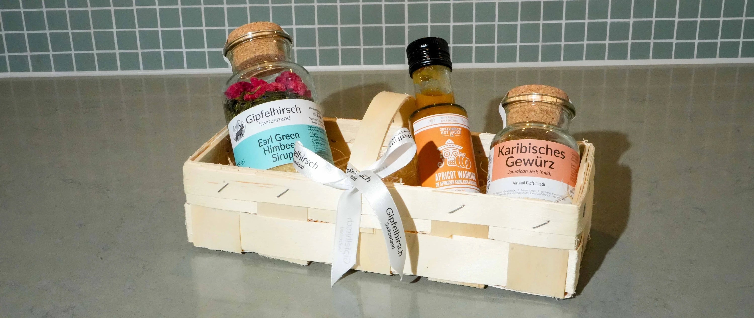 Geschenkkorb mit Sirup, Hot Sauce und Gewürzmischung